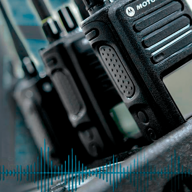 Rack de equipamentos, monitoramento CFTV e rádios da DC Telecomunicação