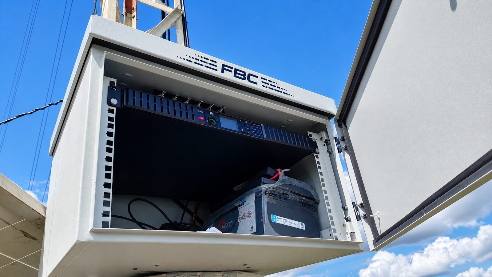 Gabinete de infraestrutura de radiocomunicação instalado em campo
