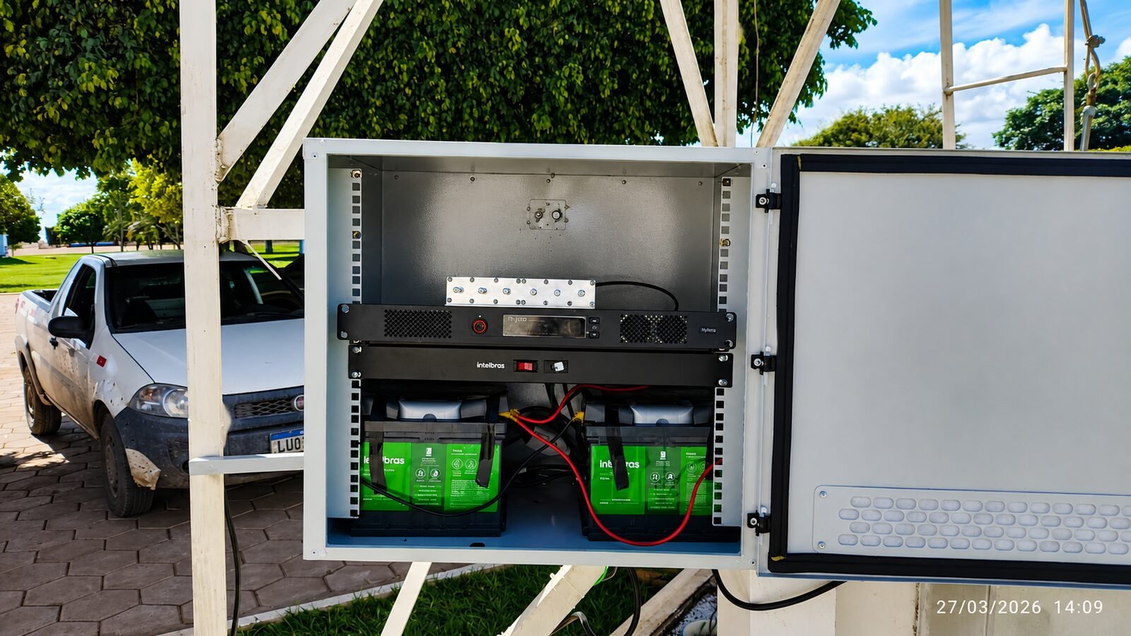 Rack de equipamentos e baterias instalado em gabinete