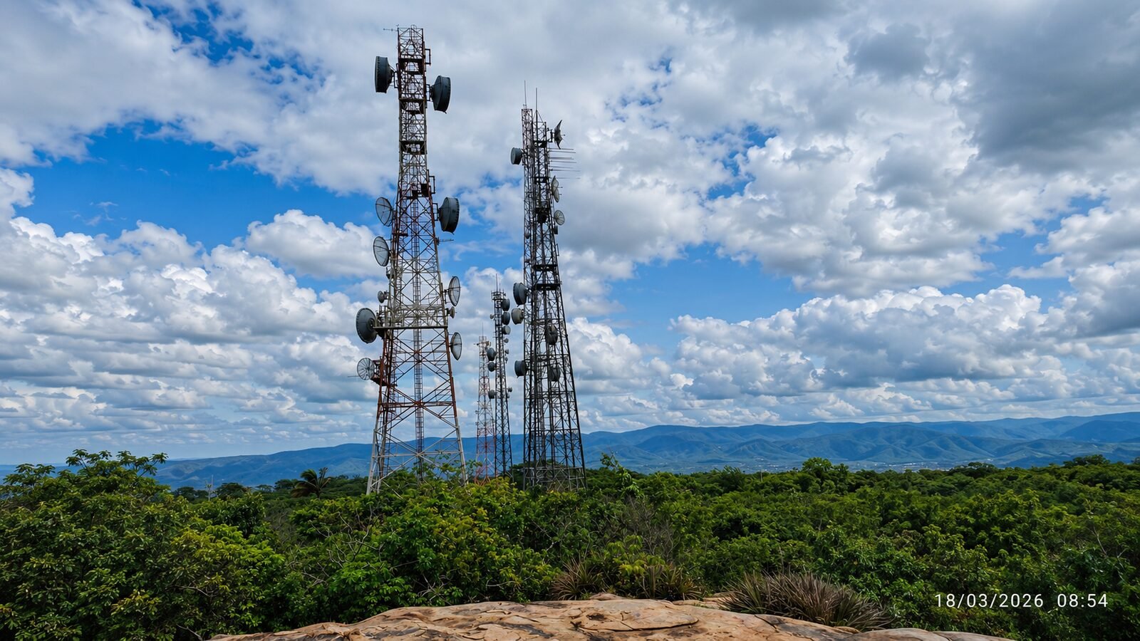 Torres de telecomunicação em ponto elevado